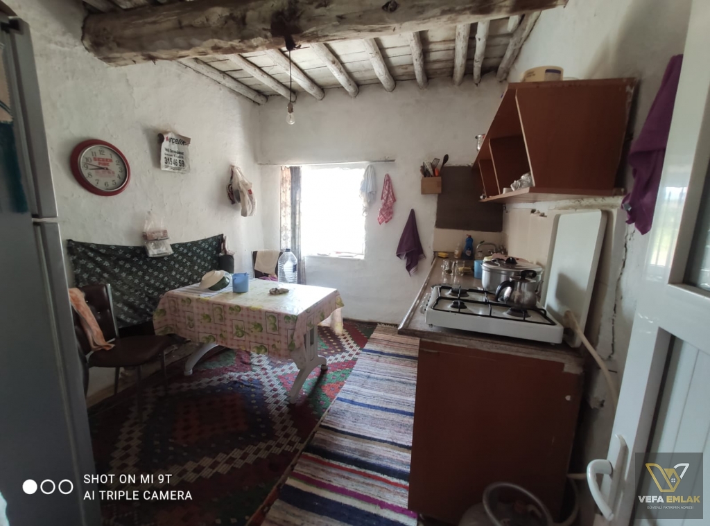 BANAZ SUSUZ KÖYÜNDE ARSA FİYATINA 1.434 m2 ARSA İCİNDE 2 KATLI EV -BAHÇE SATILIK