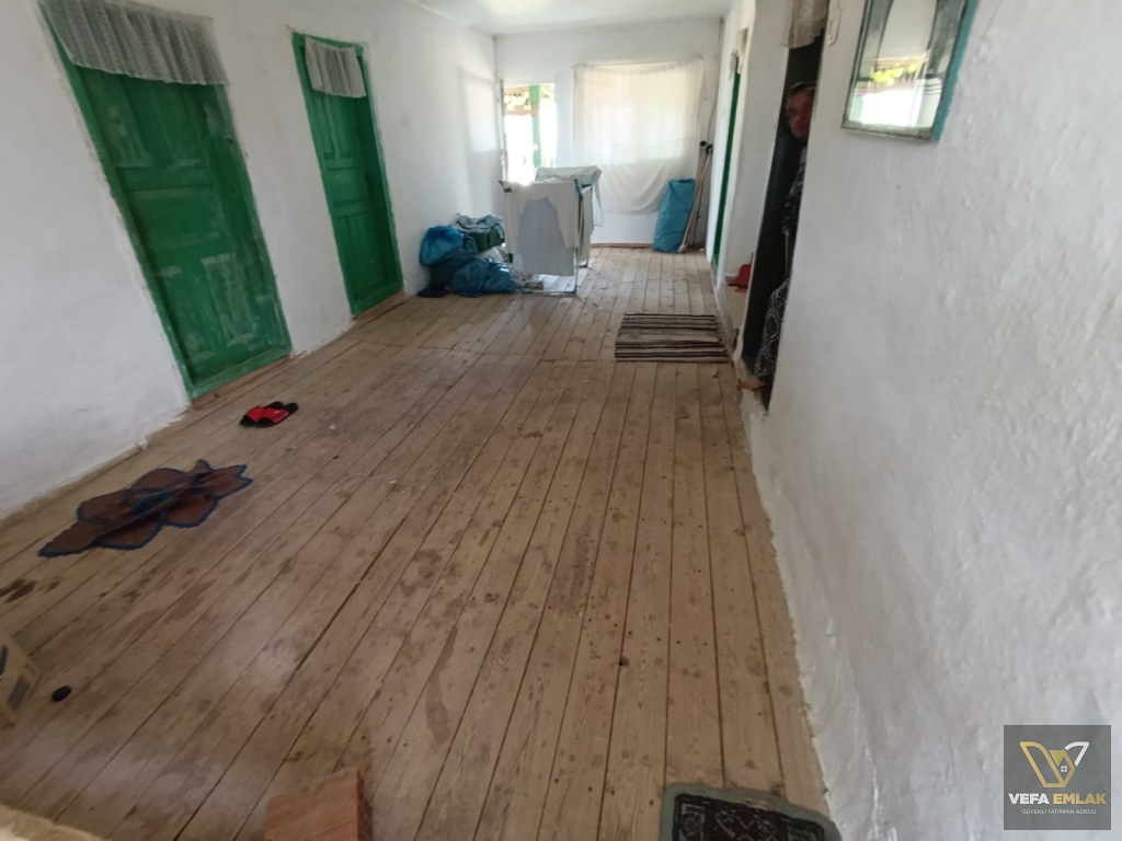 BANAZ SUSUZ KÖYÜNDE ARSA FİYATINA 1.434 m2 ARSA İCİNDE 2 KATLI EV -BAHÇE SATILIK