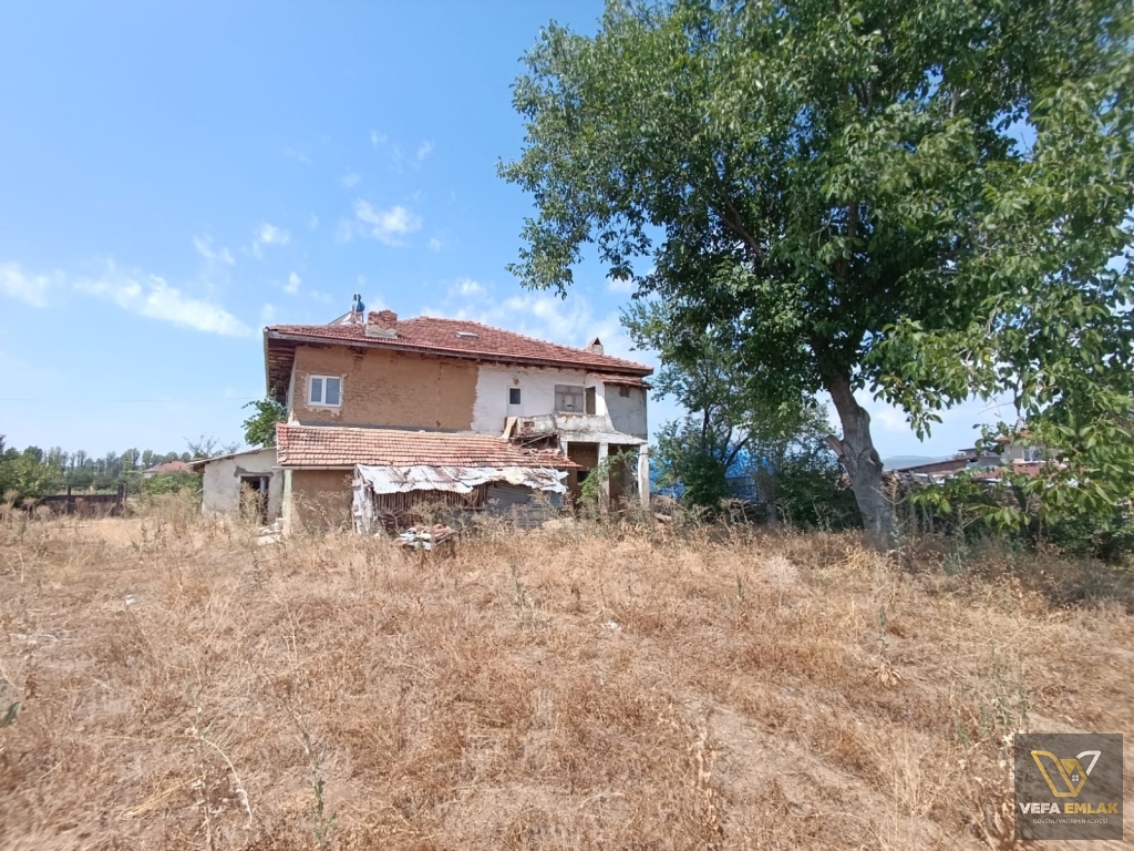 BANAZ SUSUZ KÖYÜNDE ARSA FİYATINA 1.434 m2 ARSA İCİNDE 2 KATLI EV -BAHÇE SATILIK