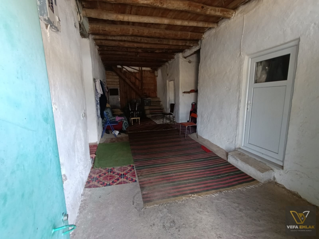 BANAZ SUSUZ KÖYÜNDE ARSA FİYATINA 1.434 m2 ARSA İCİNDE 2 KATLI EV -BAHÇE SATILIK