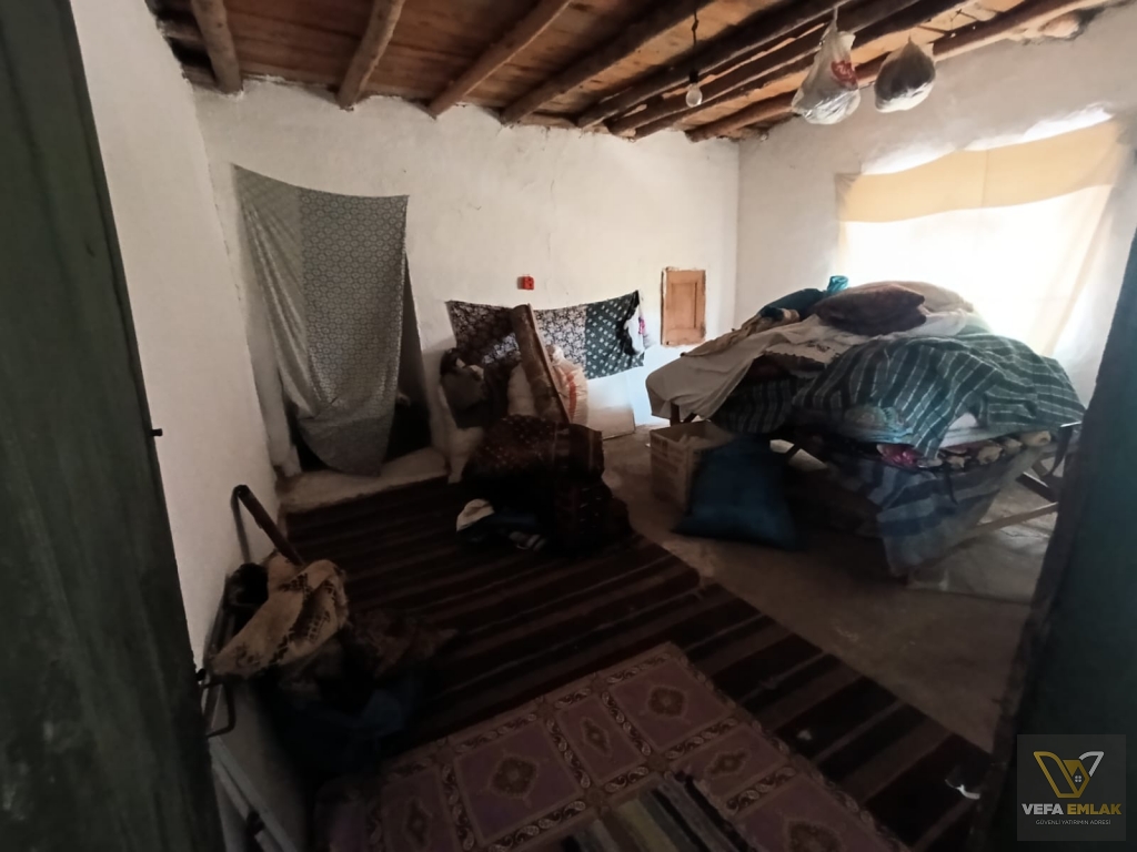 BANAZ SUSUZ KÖYÜNDE ARSA FİYATINA 1.434 m2 ARSA İCİNDE 2 KATLI EV -BAHÇE SATILIK