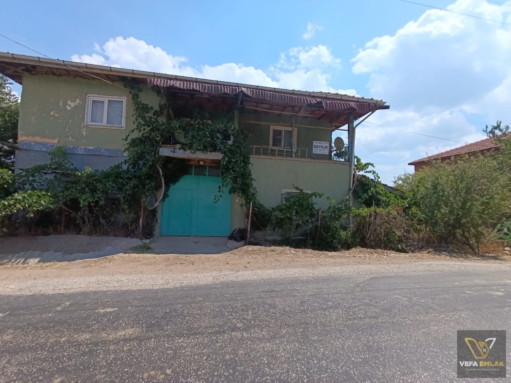 BANAZ SUSUZ KÖYÜNDE ARSA FİYATINA 1.434 m2 ARSA İCİNDE 2 KATLI EV -BAHÇE SATILIK