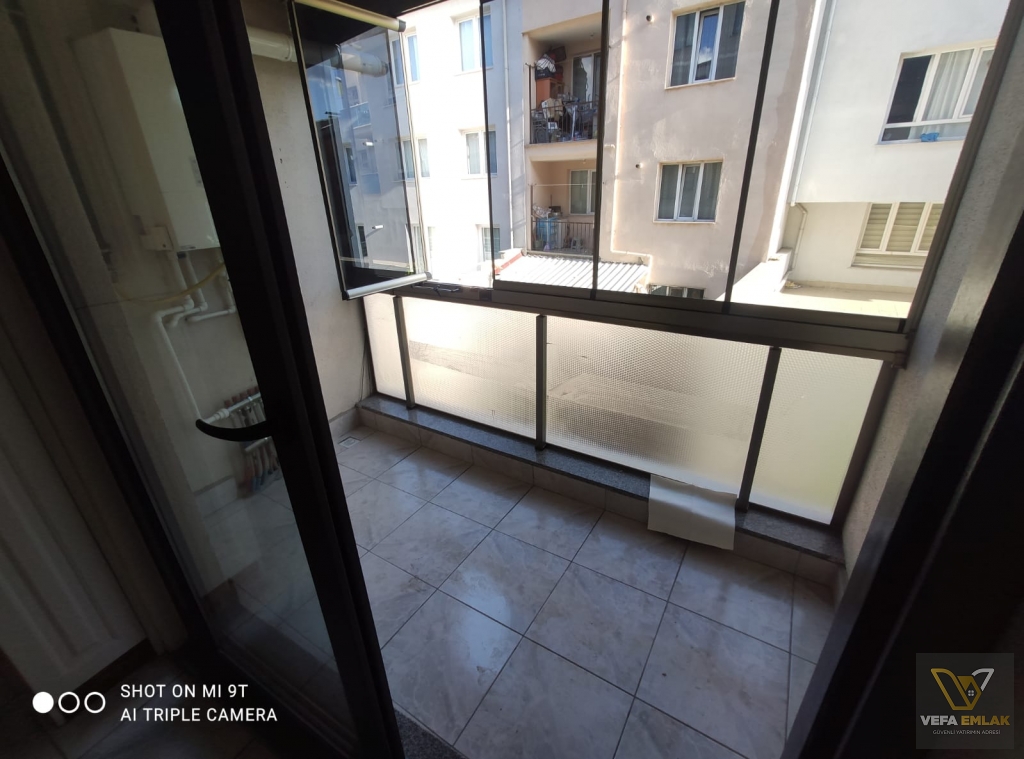 SALI PAZARI BARBOROS CADDESİ ÜZERİNDE SATILIK 2+1 DAİRE