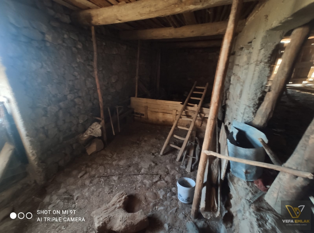 UŞAK DAĞDEMİRLER KÖYÜ’NDE SATILIK YAN YANA 2 MÜSTAKİL EV + HİSSELİ ARSA