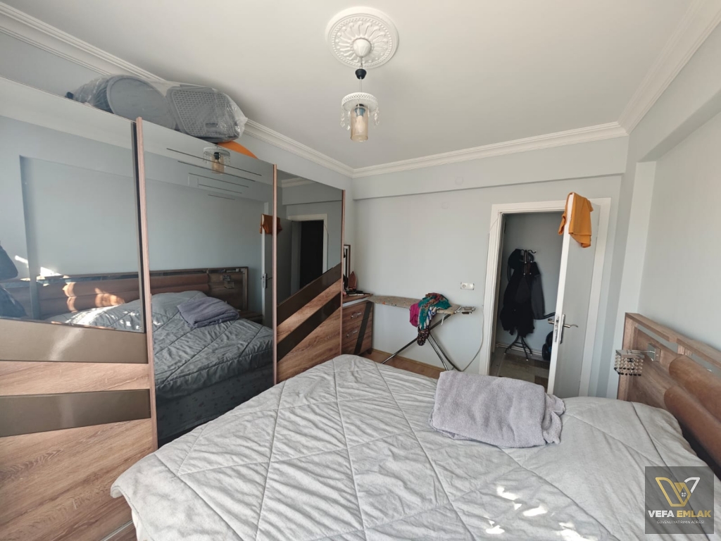 ZÜMRÜT CAMİİ MEVKİİNDE GENİŞ VE FERAH 120 m2 SATILIK 2+1 DAİRE