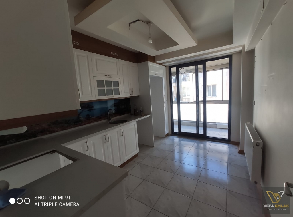SALI PAZARI BARBOROS CADDESİ ÜZERİNDE SATILIK 2+1 DAİRE