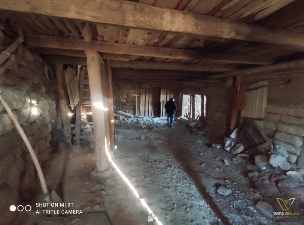 UŞAK DAĞDEMİRLER KÖYÜ’NDE SATILIK YAN YANA 2 MÜSTAKİL EV + HİSSELİ ARSA