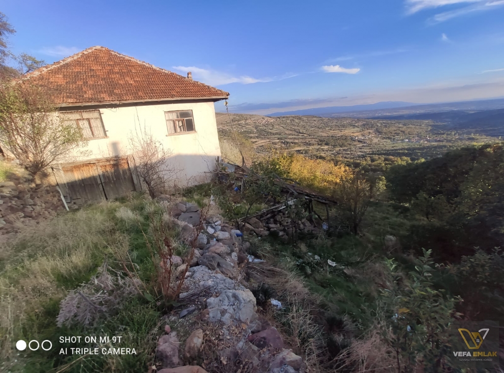 UŞAK DAĞDEMİRLER KÖYÜ’NDE SATILIK YAN YANA 2 MÜSTAKİL EV + HİSSELİ ARSA