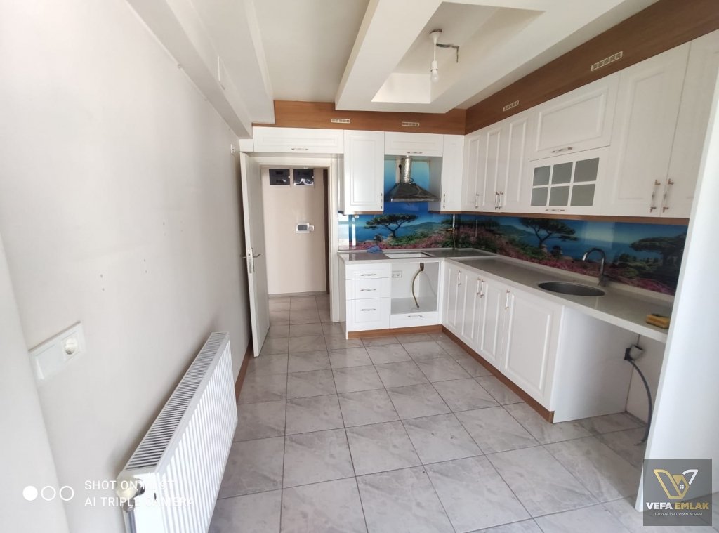 SALI PAZARI BARBOROS CADDESİ ÜZERİNDE SATILIK 2+1 DAİRE