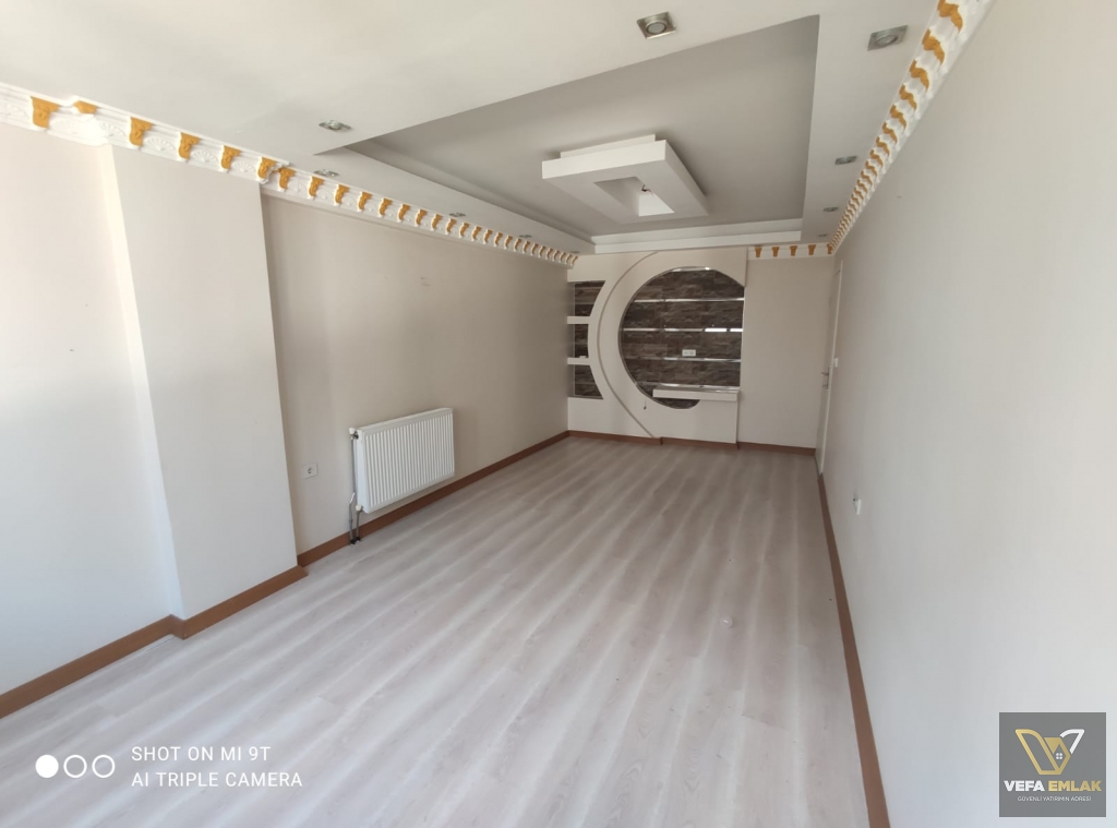 SALI PAZARI BARBOROS CADDESİ ÜZERİNDE SATILIK 2+1 DAİRE