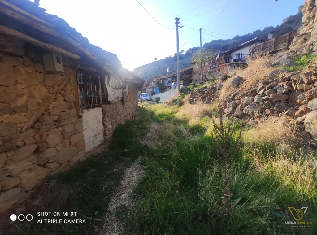 UŞAK DAĞDEMİRLER KÖYÜ’NDE SATILIK YAN YANA 2 MÜSTAKİL EV + HİSSELİ ARSA