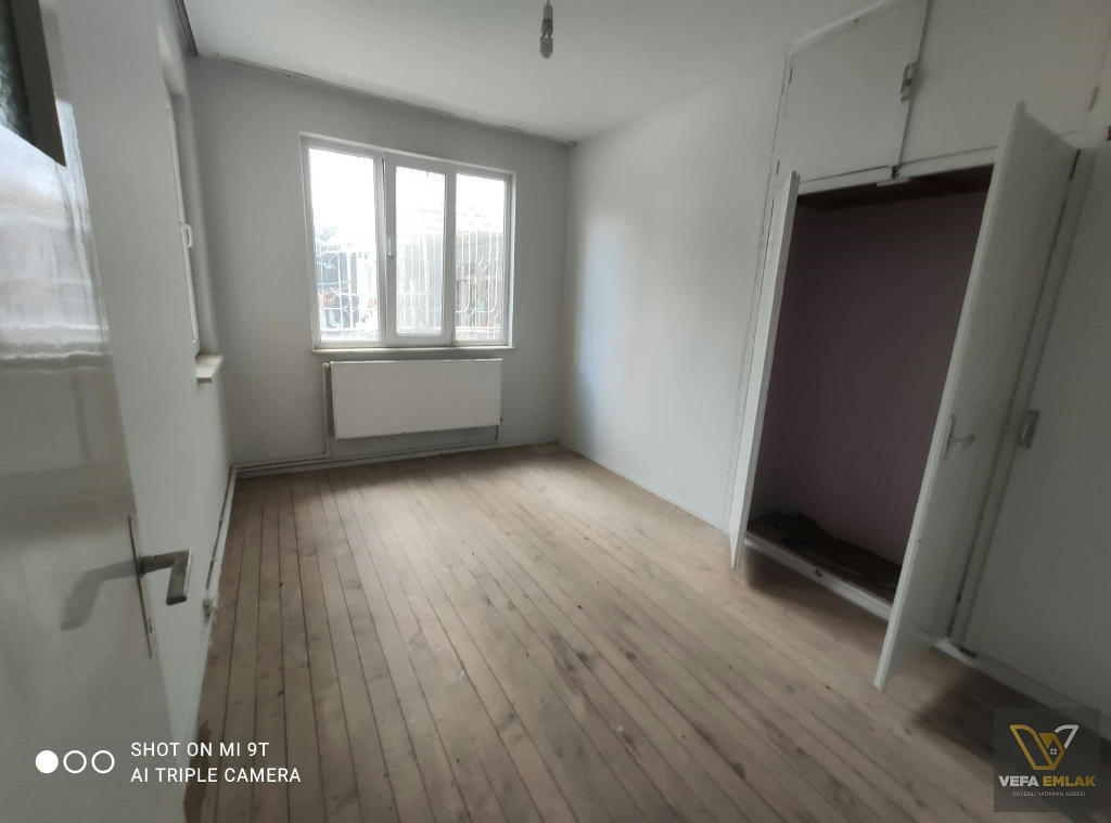 DÖRT YOL VE CİNİBİZ CAMİ YAKINI ARA KAT 2+1 SATILIK DAİRE