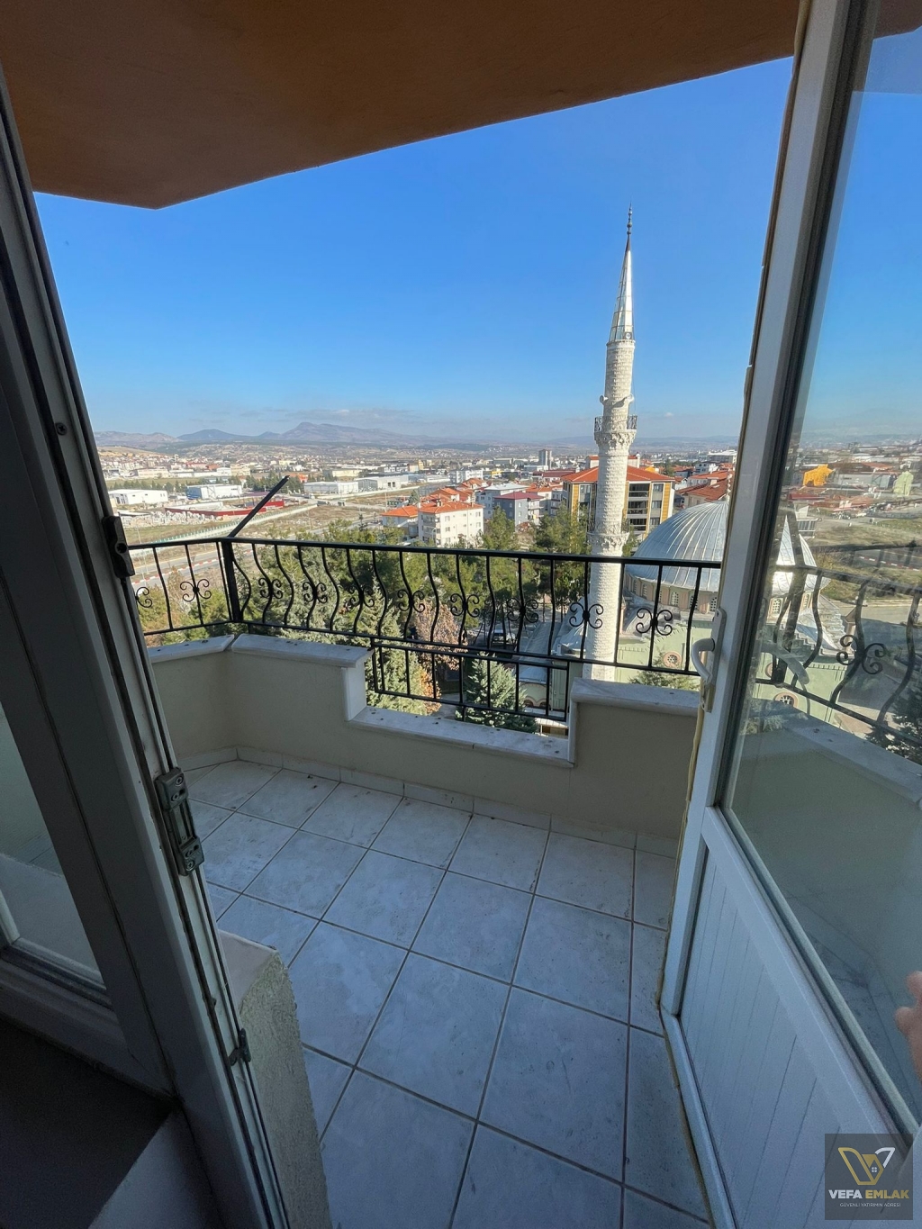 UŞAK MERKEZ FEZVİ ÇAKMAK MAHALLESİ SATILIK GENİŞ DAİRE