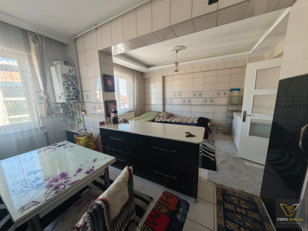 ZÜMRÜT CAMİİ MEVKİİNDE GENİŞ VE FERAH 120 m2 SATILIK 2+1 DAİRE