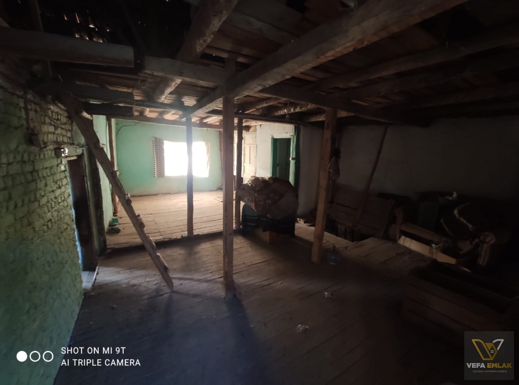 UŞAK DAĞDEMİRLER KÖYÜ’NDE SATILIK YAN YANA 2 MÜSTAKİL EV + HİSSELİ ARSA