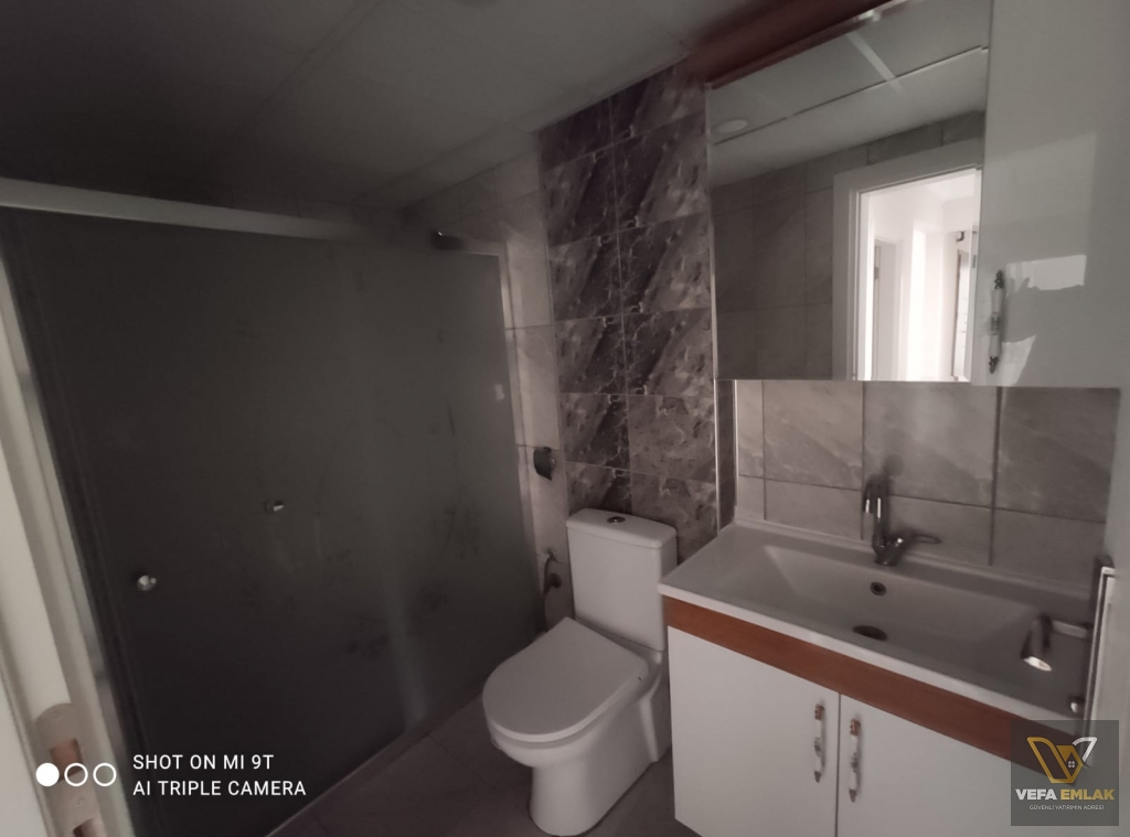 SALI PAZARI BARBOROS CADDESİ ÜZERİNDE SATILIK 2+1 DAİRE