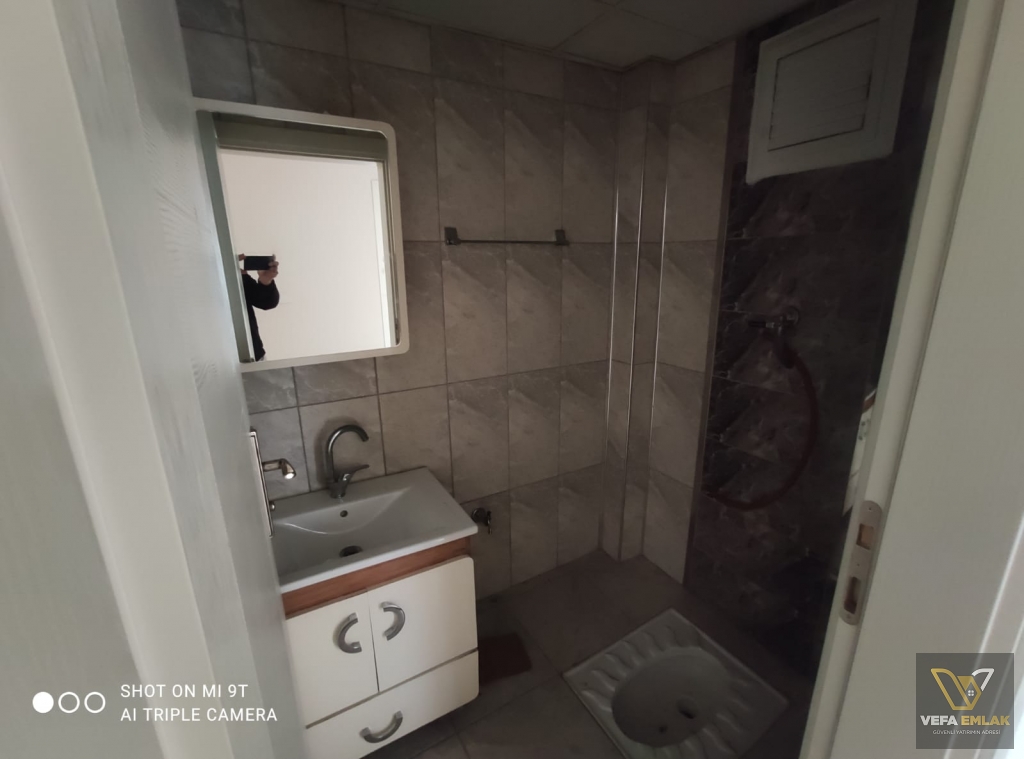 SALI PAZARI BARBOROS CADDESİ ÜZERİNDE SATILIK 2+1 DAİRE