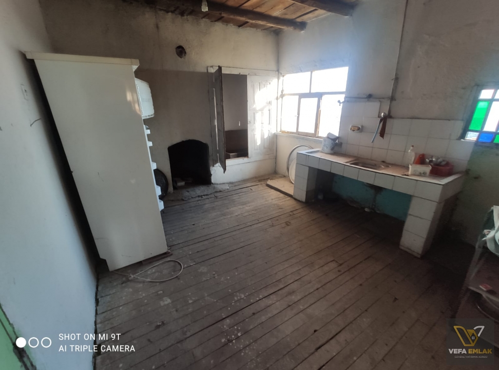 UŞAK DAĞDEMİRLER KÖYÜ’NDE SATILIK YAN YANA 2 MÜSTAKİL EV + HİSSELİ ARSA