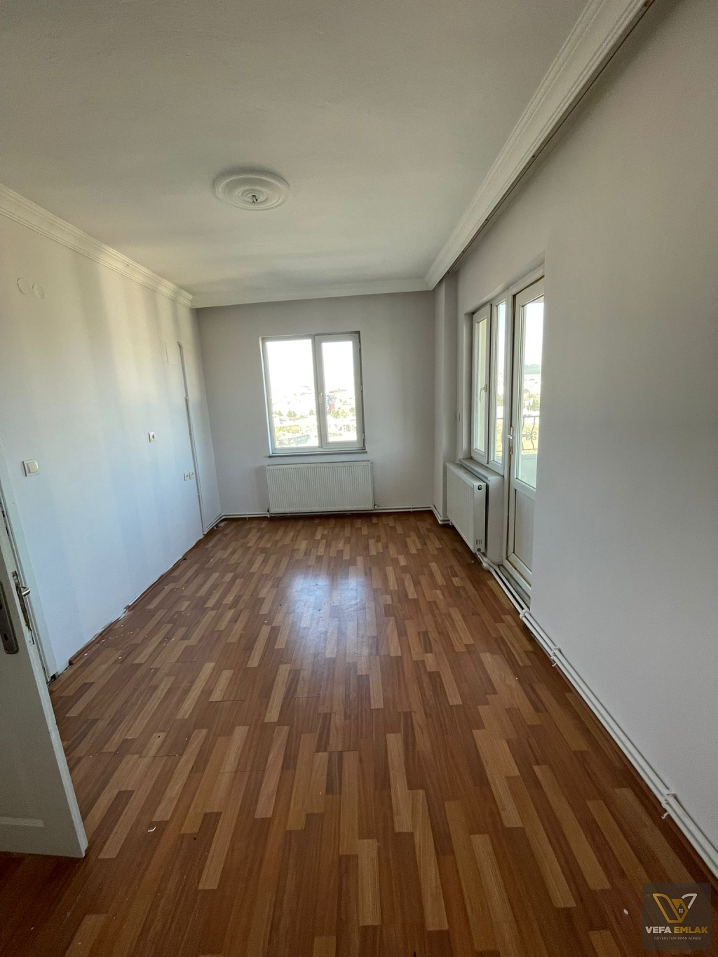 UŞAK MERKEZ FEZVİ ÇAKMAK MAHALLESİ SATILIK GENİŞ DAİRE