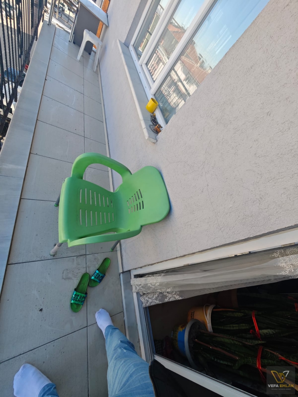 ZÜMRÜT CAMİİ MEVKİİNDE GENİŞ VE FERAH 120 m2 SATILIK 2+1 DAİRE