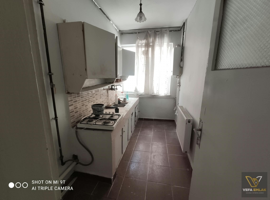 DÖRT YOL VE CİNİBİZ CAMİ YAKINI ARA KAT 2+1 SATILIK DAİRE