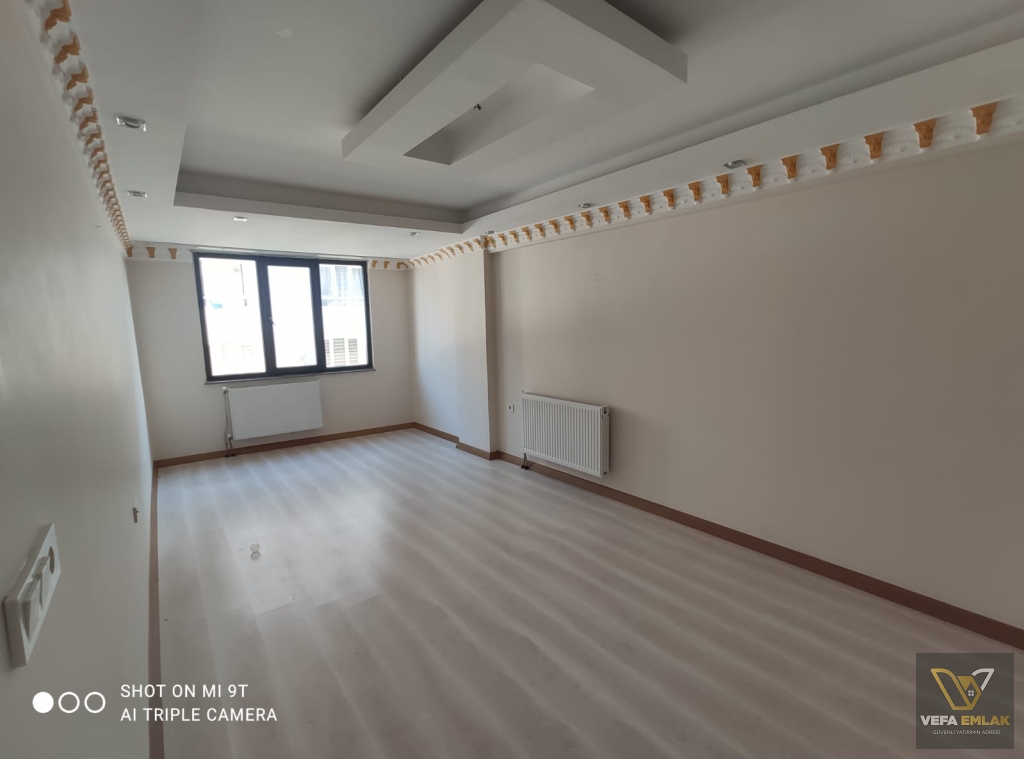 SALI PAZARI BARBOROS CADDESİ ÜZERİNDE SATILIK 2+1 DAİRE...