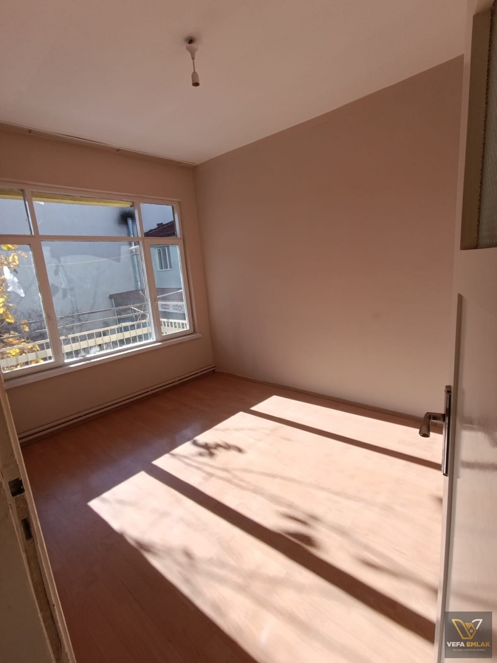 UŞAK ÖZER HAMAMI VE HALK EĞİTİM YANINDA KİRALIM 3+1 DAİRE