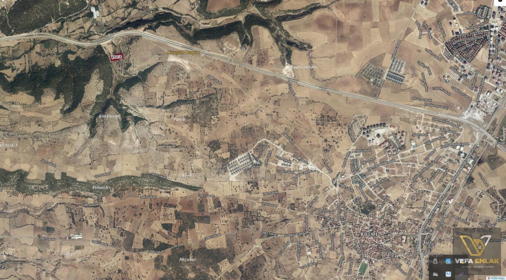 YEŞİL KARAAĞAÇTA UŞAK VE BÖLMEYE 5 KM.UZAKLIKTA  YATIRIMLIK 6.701m2 SATILIK TARL
