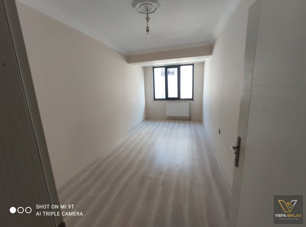 SALI PAZARI BARBOROS CADDESİ ÜZERİNDE SATILIK 2+1 DAİRE