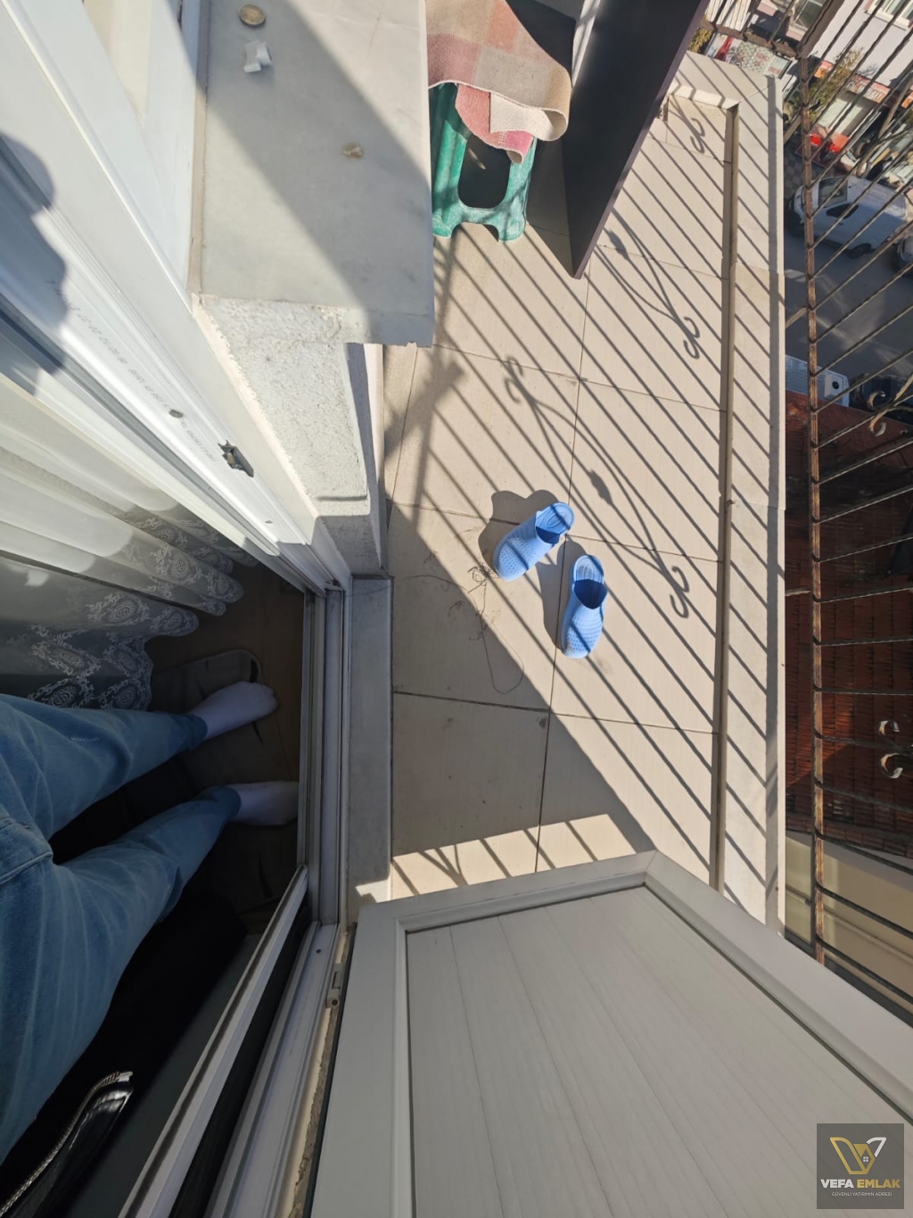 ZÜMRÜT CAMİİ MEVKİİNDE GENİŞ VE FERAH 120 m2 SATILIK 2+1 DAİRE