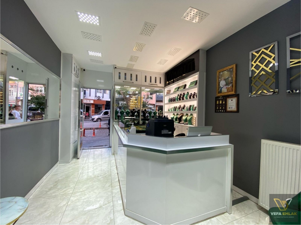 ULU CAMİİ KARŞISINDA  KİRACILI  SATILIK TİCARİ İŞ YERİ