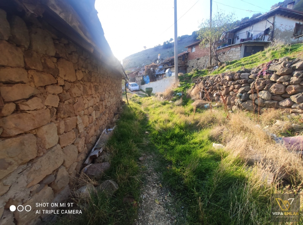 UŞAK DAĞDEMİRLER KÖYÜ’NDE SATILIK YAN YANA 2 MÜSTAKİL EV + HİSSELİ ARSA