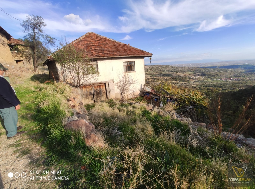 UŞAK DAĞDEMİRLER KÖYÜ’NDE SATILIK YAN YANA 2 MÜSTAKİL EV +...