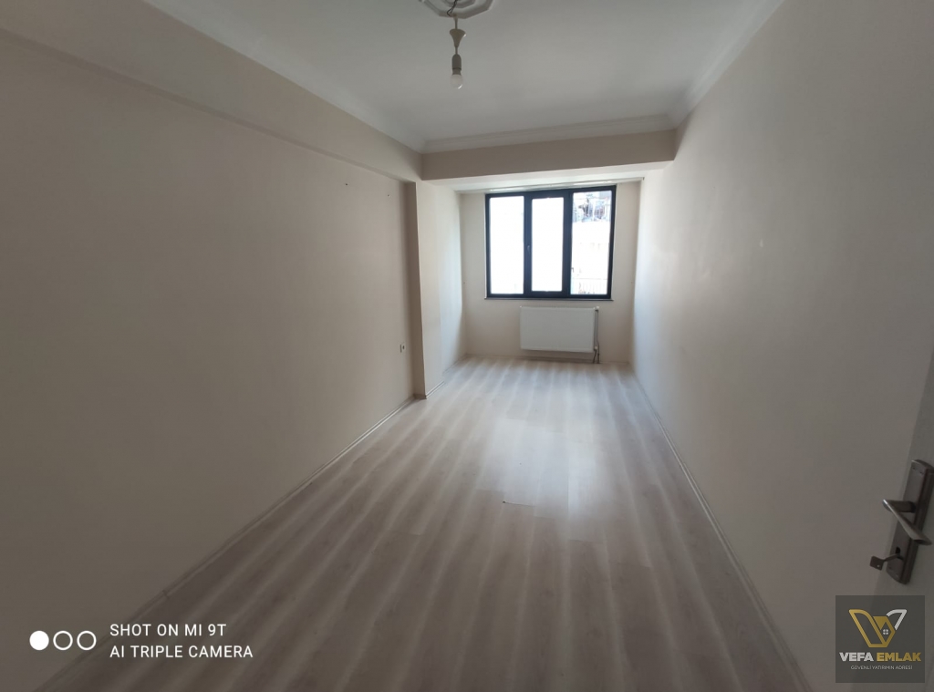 SALI PAZARI BARBOROS CADDESİ ÜZERİNDE SATILIK 2+1 DAİRE