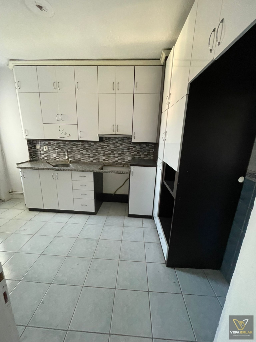 UŞAK MERKEZ FEZVİ ÇAKMAK MAHALLESİ SATILIK GENİŞ DAİRE