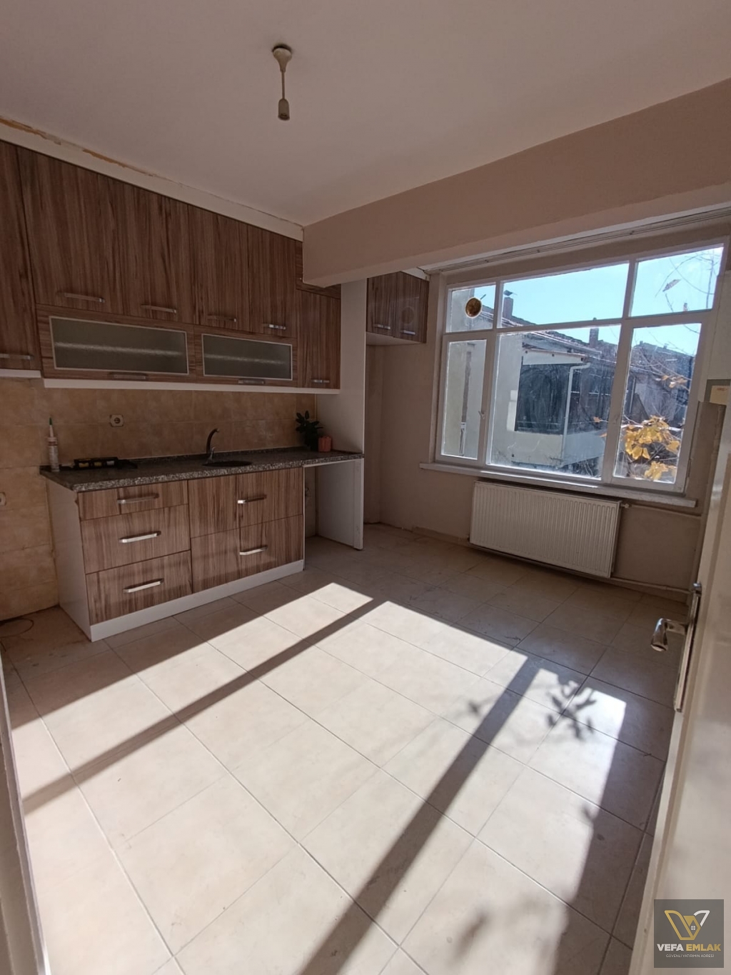 UŞAK ÖZER HAMAMI VE HALK EĞİTİM YANINDA KİRALIM 3+1 DAİRE