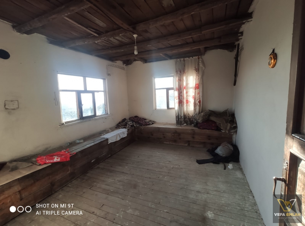 UŞAK DAĞDEMİRLER KÖYÜ’NDE SATILIK YAN YANA 2 MÜSTAKİL EV + HİSSELİ ARSA